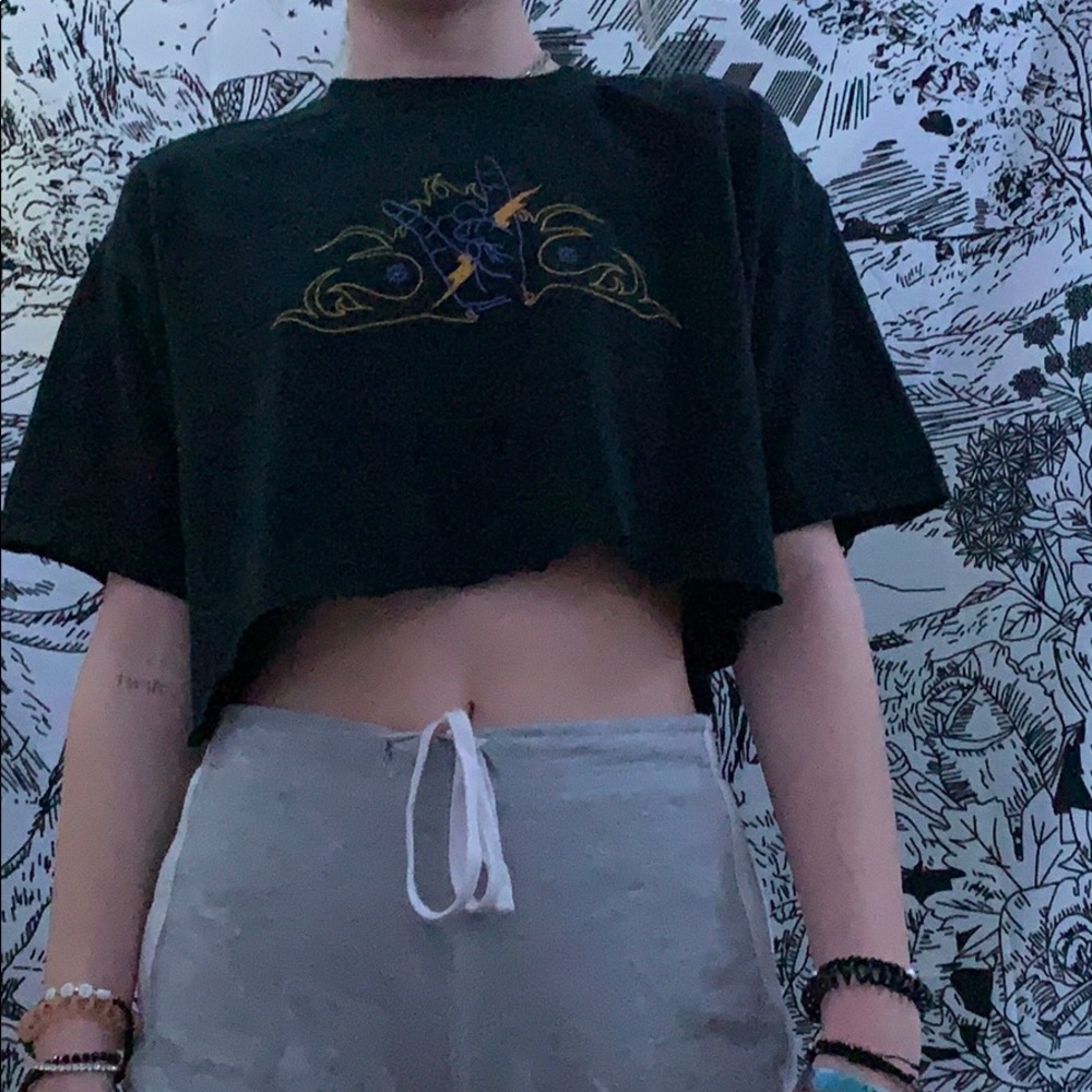 black cropped t shirt
